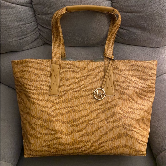 NEW AUTHENTIC Michael Kors extra large tote/overnight bag - Picture 1 of 16